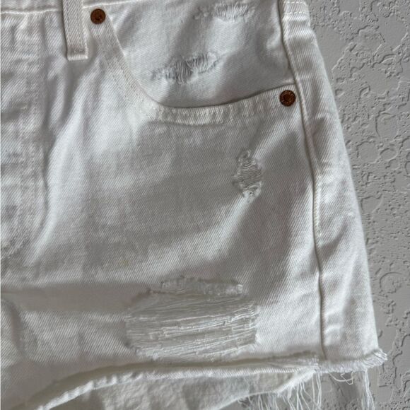 Levi's Women's 501 White Raw Hem Distressed Jean Shorts Size 26 - Picture 4 of 8